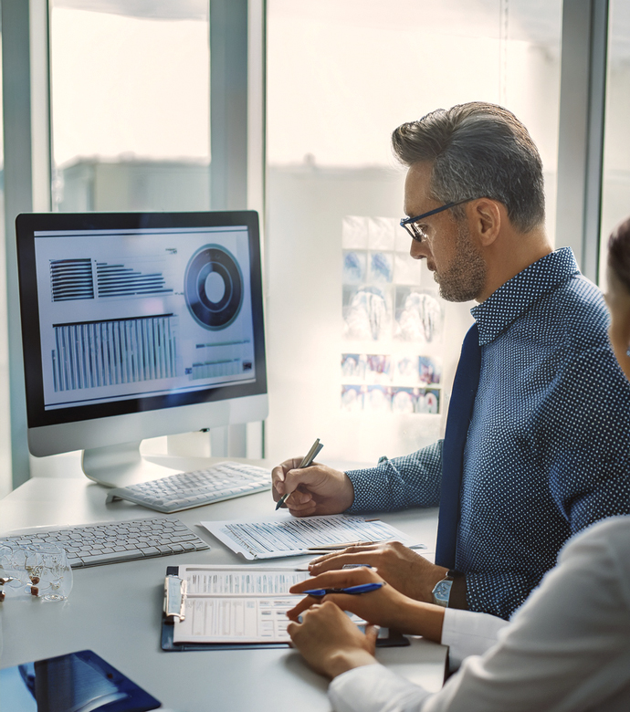 Profesionales revisando catálogos y datos de productos sanitarios en un despacho.