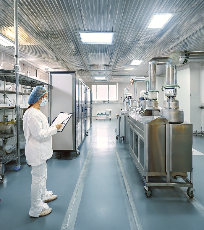 imagen de un equipo tecnico sanitario en almacen sanitario o entorno de laboratorio revisando una lista de necesidades