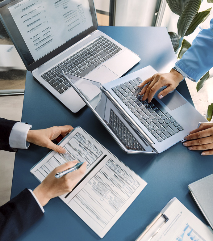 Equipo comparando miles de referencias y proveedores