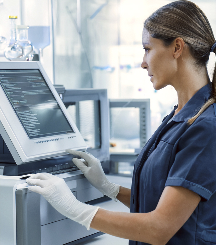 Técnico ajustando un equipo médico en un laboratorio.
